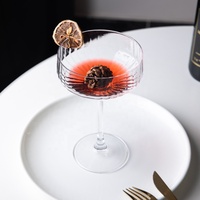 Verres à vin élégants à côtes, gobelets à cocktail polyvalents à rayures, verres à pied pour hôtel