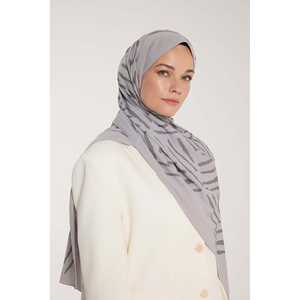 ผ้าพันคอเพียวโทน รูปตัววี สีเทานุ่ม พิมพ์ลาย ยาว 100% โพลีเอสเตอร์ - Product Image 3