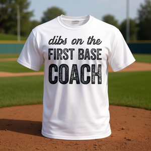 T-shirt Dibs On The First Base Coach pour les fans et les entraîneurs de baseball - Product Image 1