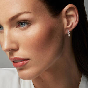 Orecchini a Cerchio in Oro Bianco con Diamanti Taglio Baguette Affusolato, Incastonatura a Canale, Gioielli Classici da Sposa per Donna - Product Image 5