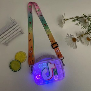 Borsa Fidget in Silicone con Luci LED e Giocattoli Antistress Pop <span class=keywords><strong>It</strong></span> TikTok - Product Image 4