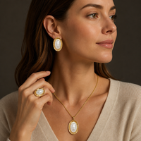 Parure de bijoux fantaisie en alliage avec pendentif ovale en résine crème, collier, boucles d'oreilles et bague, monture torsadée plaquée or 18 carats, tendance, unisexe, cadeau de fête