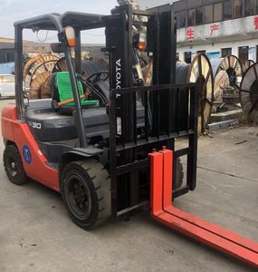 מלגזה טויוטה 8F <span class=keywords><strong>30</strong></span> משומשת מקורית עם כושר העמסה של 3 טון ומספר שעות עבודה נמוך - Product Image 2