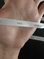 Cordons personnalisés en ruban de satin avec fermeture à clip en plastique pour étiquettes de vêtements, étiquettes de marques et de confection.