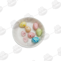Les fabricants de bonbons vendent des chewing-gums en forme d'œuf de dinosaure, des cadeaux sucrés aux saveurs fruitées pour enfants, emballage en vrac