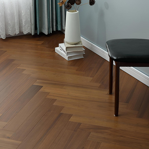 Parquet en chevrons FSC en noyer noir brillant de qualité AB, préfini, à trois couches, 14 mm, pour salle d'exposition - Product Image 1