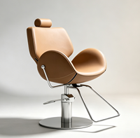 Chaise de barbier élégante au design incurvé, confortable, rembourrée, réglable en hauteur, avec base chromée pour salon de coiffure