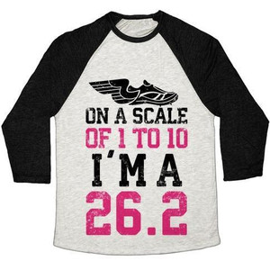 En una escala de 1 a 10, soy una camiseta de béisbol unisex de mezcla triple 26.2. - Product Image 3