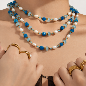 Collier artisanal en perles d'eau douce et pierres naturelles bleues de luxe, plaqué or, résistant à l'eau, idéal pour un cadeau - Product Image 1