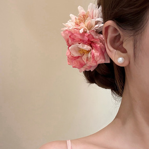 Fermaglio per Capelli di Lusso Rosa con Perle e Cristalli per Donna, da Indossare Lateralmente con Grandi Fiori, Confezione in Cartone, Accessori per Capelli - Product Image 5
