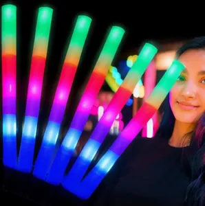 Vente en gros de cadeaux lumineux avec logo personnalisé Bâton de mousse LED phosphorescent à 3 modes pour la fête