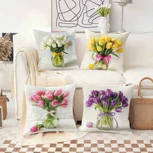 カラフルなチューリップのクッションが居心地の良いリビングルームを飾り、背景にはお祝いのホリデーストッキングが飾られています。 - Product Image 2