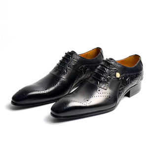 Oxford para Hombre con Acabado Pulido OEM |   Medallón Brogue + Relieve Floral en Relieve en Relieve 3D |   Adornos Decorativos |   Marrón Antiguo |   Suela de Goma con Cordones - Product Image 2