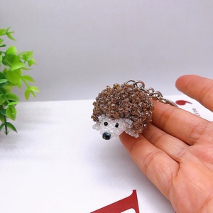 Llavero de erizo lindo hecho a mano con cuentas pequeñas, accesorio delicado para bolso de mujer y niña, decoración para cartera, regalo de cumpleaños - Product Image 6