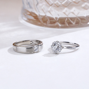 Bague de fiançailles en argent S925 MSR-2190 avec diamant rond brillant et diamants latéraux, style classique - Product Image 1