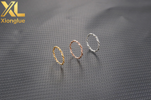 Anillo de Acero Inoxidable Moderno y Versátil, Anillo de Pareja de Lujo Ligero de Alta Gama con Doble Línea Entrelazada en Forma de Cuerda Trenzada - Product Image 5