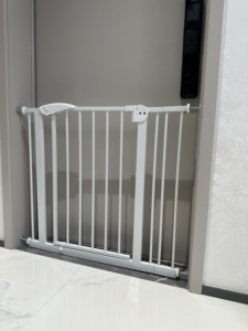 Barrière d'escalier moderne en fer YIXIN SG-003 pour bébés et chiens, barrière de sécurité pour enfants, protection contre les chutes, clôture pour chiots, conforme à la norme EN71 - Product Image 4