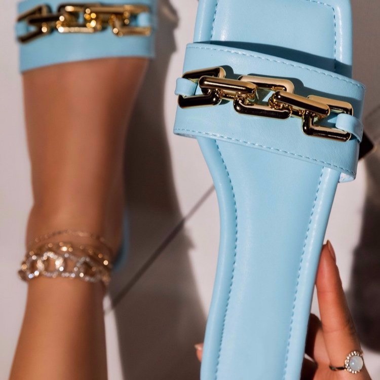 Женские повседневные шлепанцы на плоской подошве, сандалии с ремешком на щиколотке, легкие босоножки из металла, дизайнерские шлепанцы для улицы, 2021