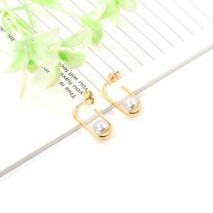 Pendientes de Aro con Perla Blanca en Forma de Letra G de 8mm, Chapados en Oro, de Buena Calidad - Product Image 4