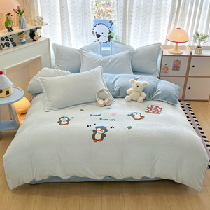 Ensemble de literie pour enfants en velours de lait moelleux et doux de haute qualité, mignon, épais, en forme de <span class=keywords><strong>pingouin</strong></span>, dessin animé, broderie, 4 pièces, pour l'hiver - Product Image 1