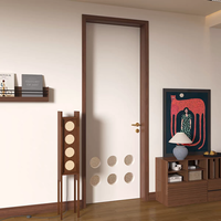 Porte en bois moderne à charnières avec insert en verre circulaire aux couleurs contrastées