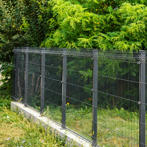 フェンスガーデンサプライヤー 3D曲線溶接ワイヤーメッシュフェンス 3D V字曲げPVCフェンスパネルと支柱 - Product Image 1