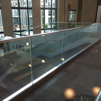 Rampe en verre en acier inoxydable avec balustres contemporains - Système de sécurité pour escalier extérieur, balcon, terrasse et piscine résistant à la rouille