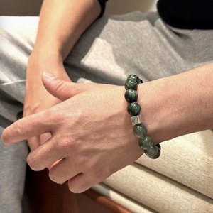 สร้อยข้อมือควอตซ์รูทิเลตสีเขียวธรรมชาติ เซราฟินไนต์ ซิลเวอร์ชีน ออบซิเดียน ขนาด 12 มม. เสริมพลัง ความมั่งคั่ง ความสำเร็จ สำหรับผู้ชาย - Product Image 1