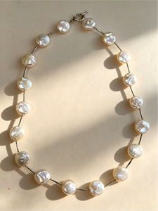 Elegante Collar de Perlas Blancas Edison de Agua Dulce de 12 mm con Tubos Dorados y Cierre Marinero de 10 mm, Joyería Hecha a Mano de 16.5 Pulgadas - Product Image 1