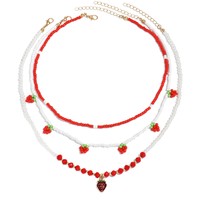 Nouveau Collier Tendance 2026 avec Perles Simulées Petits Grains et Pendentif Fraise Fraîche