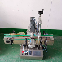 Machine de capsulage linéaire pour bouchons de pompe, compte-gouttes, pulvérisateurs à gâchette, bouchons à vis, bouchons à bec de canard, et pour le scellage de bouteilles de shampoing et de savon, et le capsulage de flacons pulvérisateurs