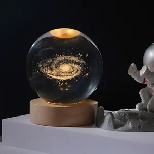 Самый дешевый 3D лазерный гравированный Солнечный шар с хрустальным шариком астронавт планета земной шар сенсорный переключатель светодиодное основание для детской спальни лампа