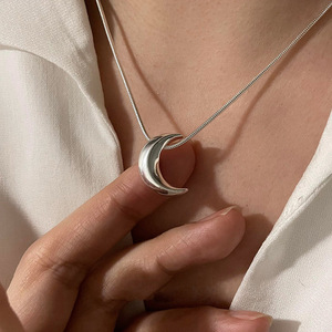 Collar de plata de ley S925 con forma de luna para mujer, colgante minimalista de moda, joyería elegante para uso diario - Product Image 2