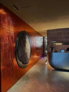 Travertine ubin dinding mosaik interior warna-warni batu bata elektroplating di ruang konferensi hotel
