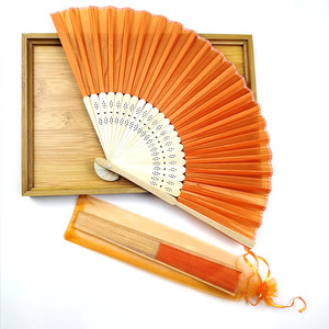Vente en gros de <span class=keywords><strong>papier</strong></span> pliant/<span class=keywords><strong>tissu</strong></span> de haute qualité avec logo imprimé personnalisé en plastique ventilateurs à main imprimés - Product Image 1
