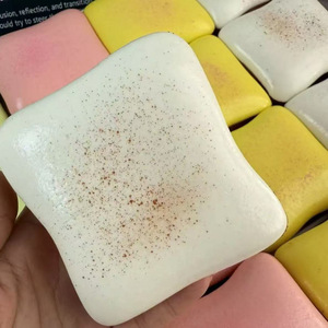 Juguete Antiestrés de Goma Suave Realista con Forma de Tostada de Crema, Colores Surtidos, de Levantamiento Lento, el Más Vendido - Product Image 1