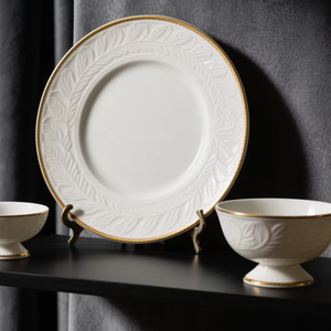 Service de table en porcelaine <span class=keywords><strong>blanche</strong></span> de luxe avec bordure dorée, motif de feuilles en relief, <span class=keywords><strong>vaisselle</strong></span> en céramique élégante pour la maison, la cuisine, les mariages et les fêtes - Product Image 1