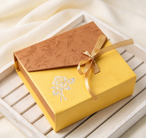Caja de Joyería Cuadrada de Papel Especial Ecológica Hecha a Mano de Alta Gama en Color Amarillo Marrón con Diseño de Flores Blancas Impresas - Product Image 4