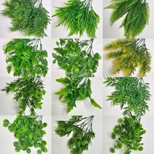 Petite plante artificielle en plastique de type fougère verte pour la décoration de la maison, les mariages, les accessoires de photographie en extérieur - Product Image 1