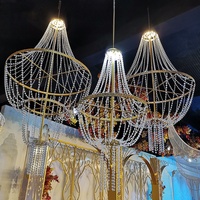 Lustre LED en acrylique avec rideau de perles de cristal romantique, accessoires de mariage, décoration de scène, éclairage suspendu doré pour plafond