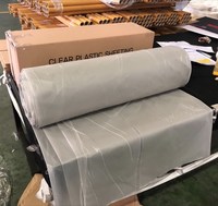 Rouleau de bâche en polyéthylène souple translucide imperméable pour protection contre les projections et barrière anti-vapeur dans les projets de construction et de rénovation.