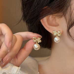 Pendientes <span class=keywords><strong>de</strong></span> Perlas <span class=keywords><strong>de</strong></span> Lujo <span class=keywords><strong>de</strong></span> Alta Gama, Versátiles y Elegantes, con Diseño <span class=keywords><strong>de</strong></span> Nudo <span class=keywords><strong>de</strong></span> <span class=keywords><strong>Mariposa</strong></span>, Exquisitos, <span class=keywords><strong>de</strong></span> Moda en Internet - Product Image 1