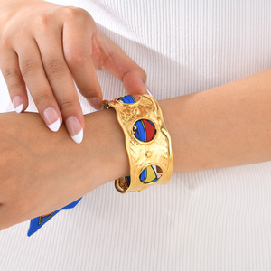 ACEWORKS Brazalete de Acero Inoxidable con Diseño Novedoso, Baño de Oro PVD de 18K, con Zirconia y Engaste de Garras |   Hipoalergénico, Elegante y Único - Product Image 5
