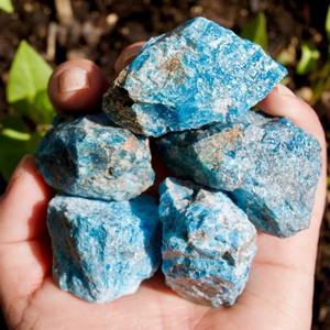 Vente en gros de pierres brutes d'apathite bleue de haute qualité, pierres de guérison naturelles pour la décoration de la maison et les cadeaux de Noël - Product Image 3