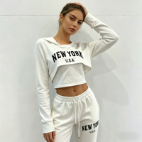 Özel Logo Düşük Minimum Sipariş Adedi Kadın 3 Parça Eşofman Takımı New York Baskılı Beyaz Kapüşonlu Üst, Atlet ve Eşofman Altı