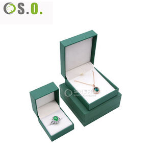 Boîte d'emballage de bijoux de luxe en cuir PU vert pour pendentif et bague de mariage, avec logo personnalisé par marquage à chaud - Product Image 2