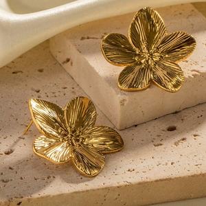 Boucles d'oreilles clous en acier inoxydable plaqué or 18 carats, étanches, motif fleurs, pour femmes, vente en gros de bijoux fantaisie, cadeau tendance - Product Image 5