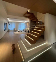 Rampe en verre ultra-minimaliste, escalier flottant, marches en chêne massif, design à fixation dissimulée pour un intérieur de luxe léger
