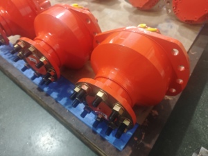 Moteur hydraulique à pistons radiaux 05, déplacement 380-820 ml/r, couple 3320 N.m, 160 tr/min, pour chargeuse compacte - Product Image 1