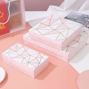 กล่อ<span class=keywords><strong>ง</strong></span>บรรจุภัณฑ์กระดาษคราฟท์แบบพกพา หรูหรา ทันสมัย คุณภาพสู<span class=keywords><strong>ง</strong></span> เป็นมิตรกับสิ่<span class=keywords><strong>ง</strong></span>แวด<span class=keywords><strong>ล</strong></span>้อม ใช้ซ้ำได้ พร้อมหูหิ้ว สำหรับใส่ช็อกโกแ<span class=keywords><strong>ล</strong></span>ตแ<span class=keywords><strong>ล</strong></span>ะสตรอว์เบอร์รี  พร้อมโ<span class=keywords><strong>ล</strong></span>โก้สั่<span class=keywords><strong>ง</strong></span>ทำ - Product Image 2